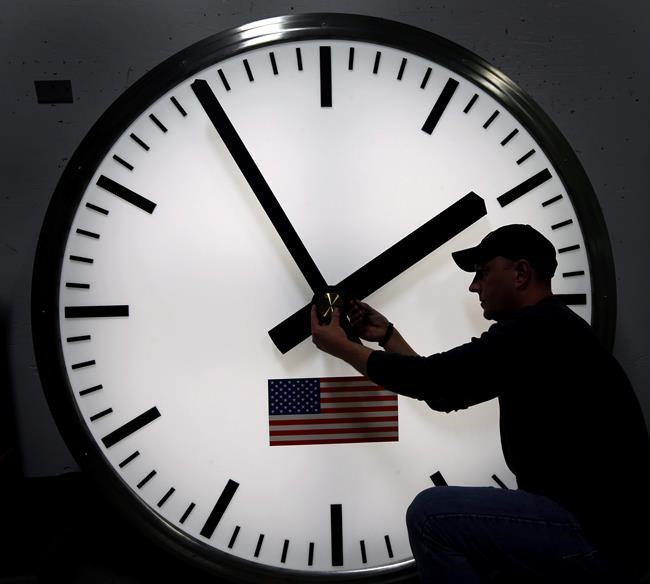Canadians set back clocks this weekend as debate over seasonal time changes continues | iNFOnews.ca