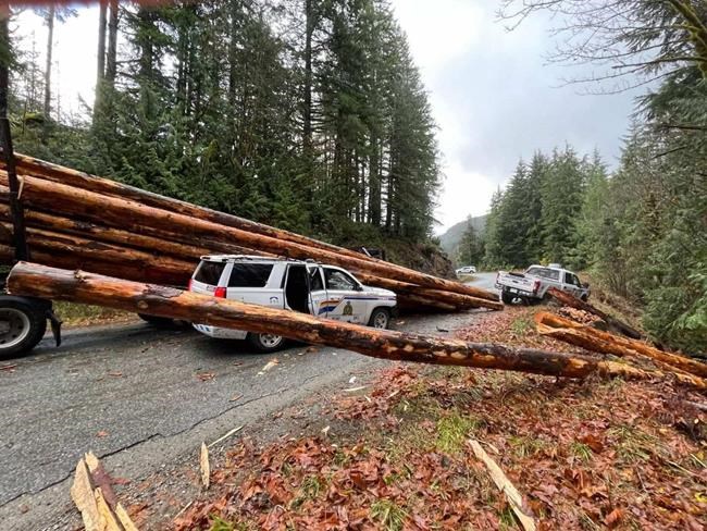 Logging truck collides with RCMP vehicles headed to enforce B.C. injunction | iNFOnews.ca