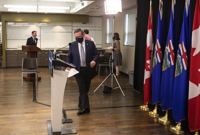 Party members take sides for, against Kenney at United Conservative meeting | iNFOnews.ca