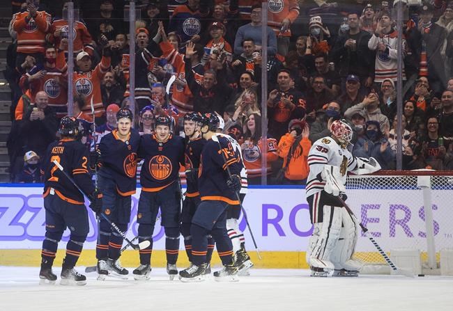 Connor McDavid extends point streak to 17 games, Oilers defeat Blackhawks 5-2 | iNFOnews.ca