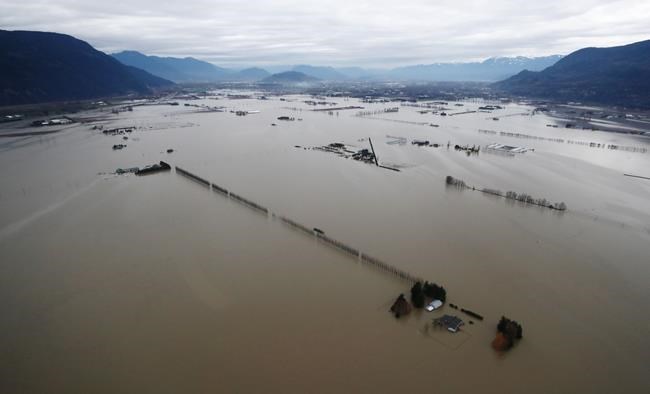 Ottawa clarifies COVID-19 travel exemption on B.C.-U.S. border during floods | iNFOnews.ca