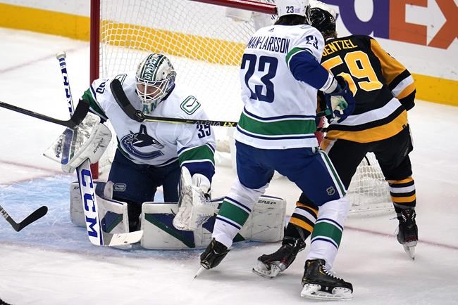 Penguins push winning streak to 4, top reeling Canucks 4-1 | iNFOnews.ca CP247434257