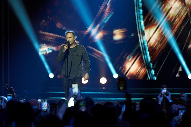 Dallas Smith named entertainer of the year, takes three trophies at CCMA Awards | iNFOnews.ca