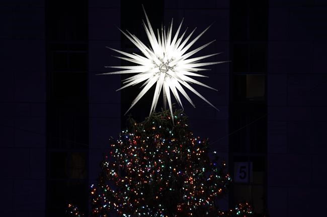 Rockin' around the Christmas tree: Rockefeller tree lit up | iNFOnews.ca Rockin' around the Christmas tree: Rockefeller tree lit up | iNFOnews.ca