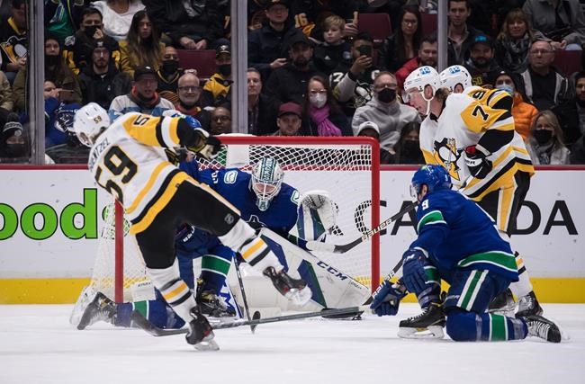 Jake Guentzel scores hat trick, Penguins rout Canucks 4-1 | iNFOnews.ca