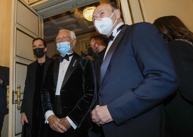 Masked Milanese fill La Scala for gala premiere of 'Macbeth' | iNFOnews.ca