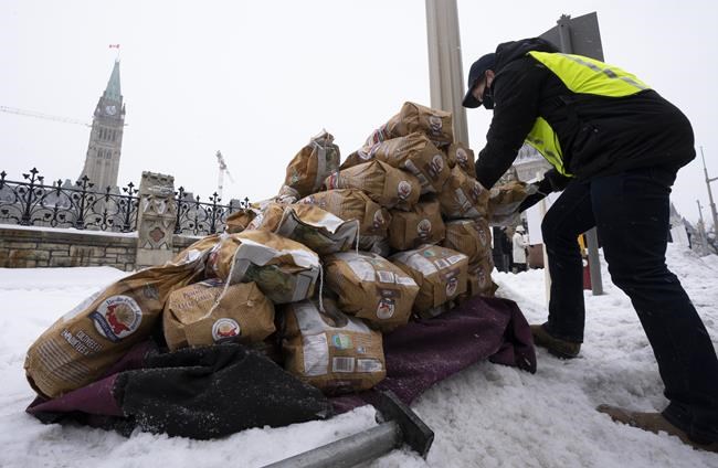 P.E.I. potato farm reps hand out spuds in Ottawa to highlight export ban to U.S. | iNFOnews.ca