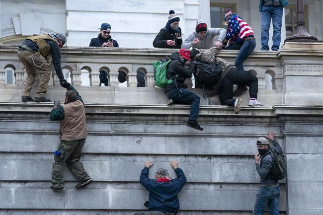 Judge refuses to toss key charge in Capitol riot case | iNFOnews.ca