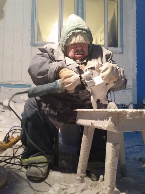 'Something out of nothing': Carvers in Nunavut community shaped by family | iNFOnews.ca