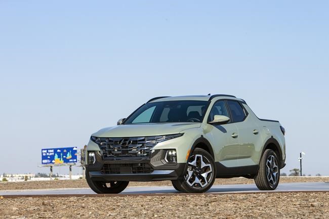 Edmunds: 2022 Ford Maverick vs. 2022 Hyundai Santa Cruz | iNFOnews.ca