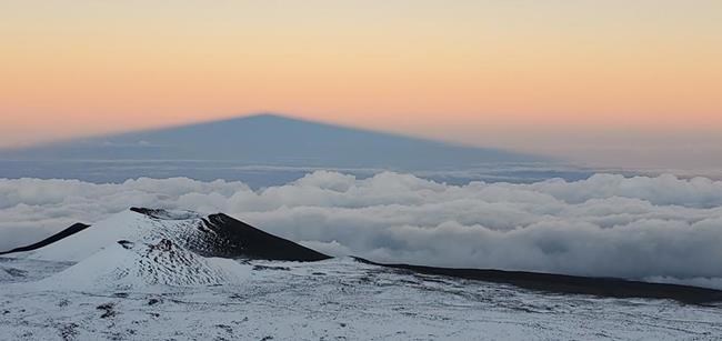 Rangers trek through snow to find hiker on Hawaii mountain | iNFOnews.ca