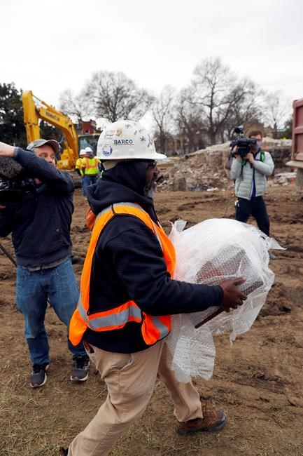 Again, crews find apparent time capsule at Lee statue site | iNFOnews.ca