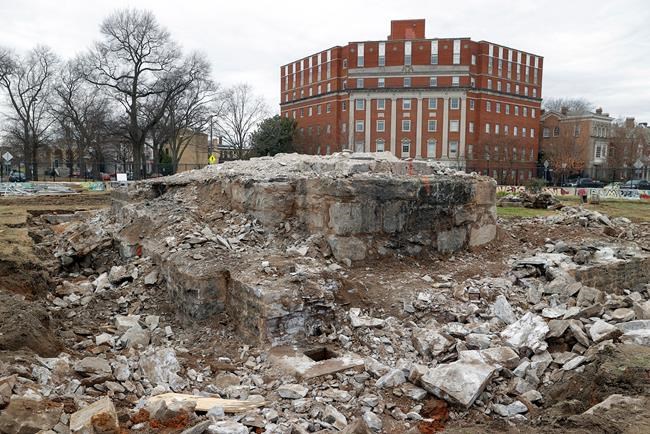 Pedestal where Lee statue stood in Va. capital fully removed | iNFOnews.ca