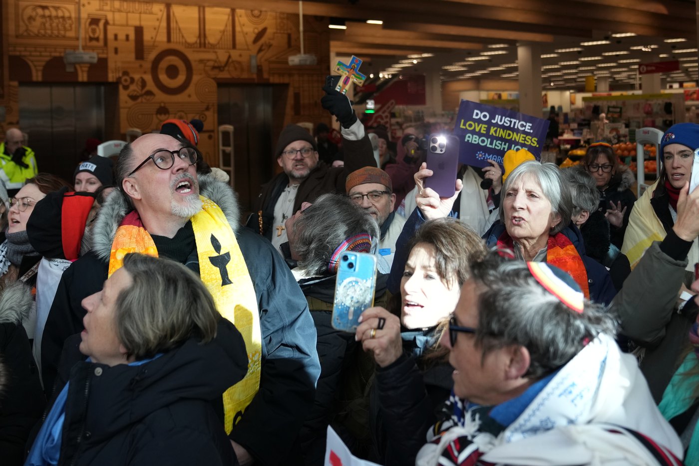 Protests inside churches are unusual despite long history of civil disobedience in the US | iNFOnews.ca Protests inside churches are unusual despite long history of civil disobedience in the US | iNFOnews.ca
