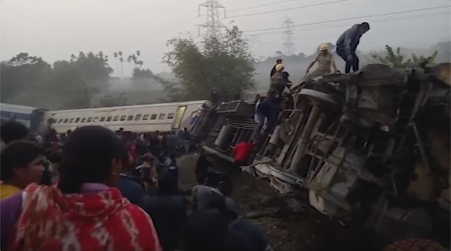 Train derails in India's West Bengal state; 9 dead | iNFOnews.ca Train derails in India's West Bengal state; 9 dead | iNFOnews.ca