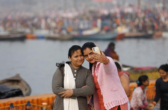 Thousands gather at Hindu festival in India as virus surges | iNFOnews.ca CP416397722