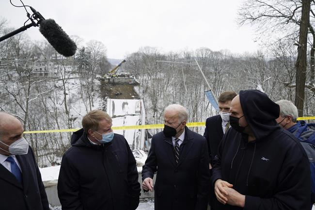 Pittsburgh bridge collapses, drops city bus into ravine | iNFOnews.ca CP1701818055