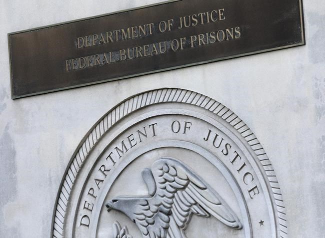 US federal prisons on lockdown after 2 Texas inmates killed | iNFOnews.ca