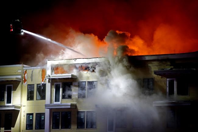 Massive fire burns empty apartment complex in Oklahoma City | iNFOnews.ca