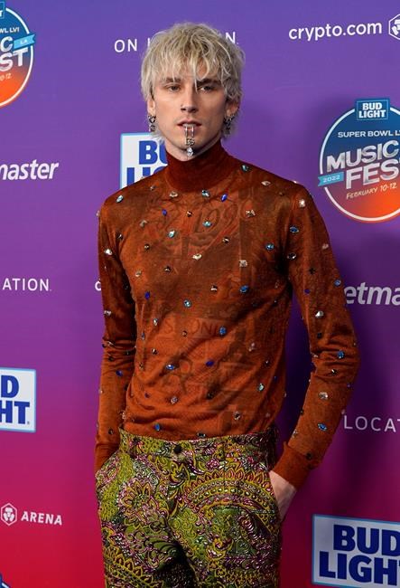 Halsey, Machine Gun Kelly duet at Super Bowl Music Fest | iNFOnews.ca