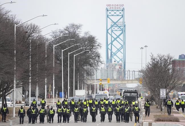 Police clear out border blockade as Ottawa seeks deal with convoy to start rolling | iNFOnews.ca Police clear out border blockade as Ottawa seeks deal with convoy to start rolling | iNFOnews.ca