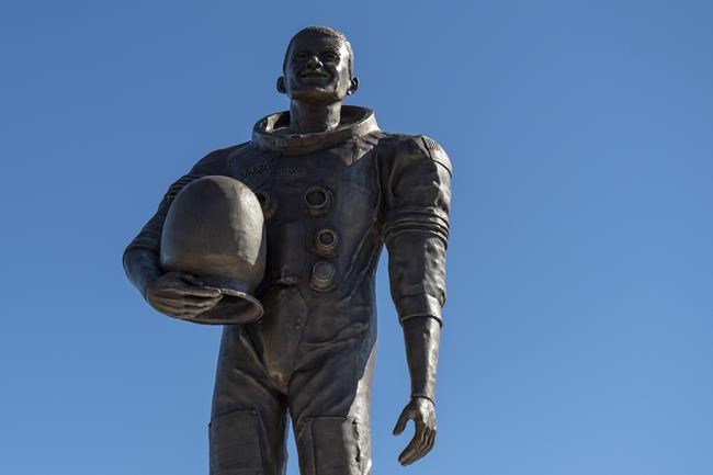 Mississippi city dedicates statue of Apollo 13 astronaut | iNFOnews.ca