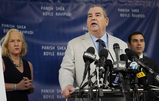 Slain cinematographer's husband angry Baldwin deflects blame | iNFOnews.ca Slain cinematographer's husband angry Baldwin deflects blame | iNFOnews.ca