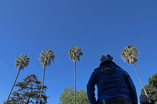 Rams fans cheer Super Bowl champs at LA victory parade | iNFOnews.ca