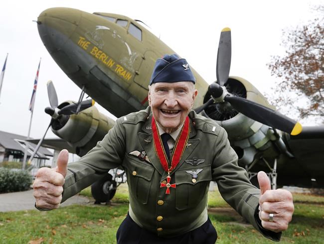 'Candy Bomber' who dropped sweets during Berlin airlift dies | iNFOnews.ca CP711027416