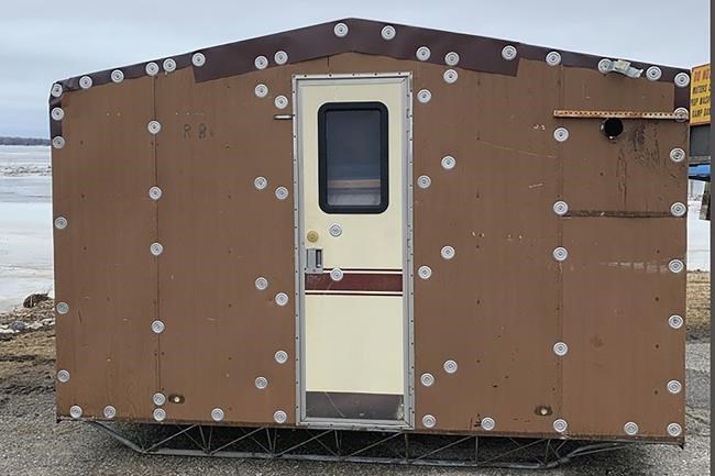 Ice-fishing shanty blown across Michigan bay; anglers safe | iNFOnews.ca CP715668254