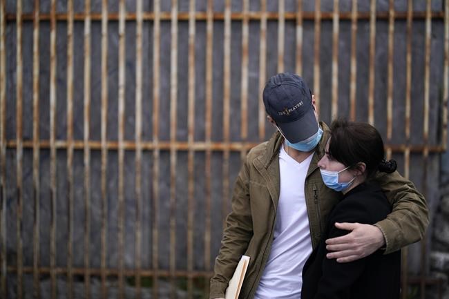 US reverses course, allows Ukrainian family to seek asylum | iNFOnews.ca