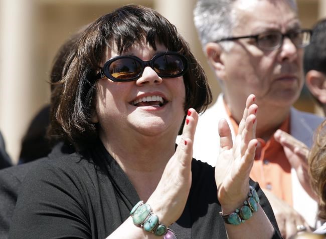 Tucson to name music hall for native daughter Linda Ronstadt | iNFOnews.ca
