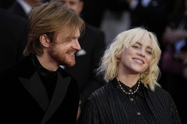 Billie Eilish and Finneas bond and win Oscar for best song | iNFOnews.ca