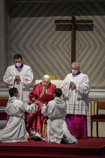 Ukraine war weighs on pope's Good Friday Colosseum ritual | iNFOnews.ca