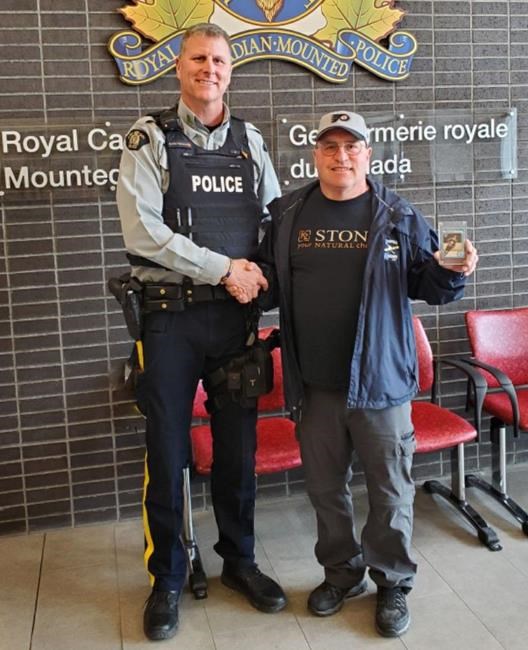 Rookie Gretzky card returned to B.C. man seven years after it was stolen | iNFOnews.ca