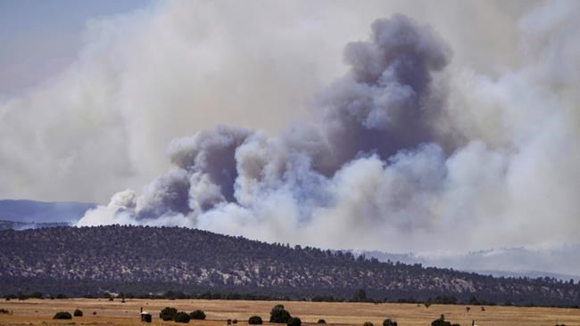 Fire crews close in around massive New Mexico wildfire | iNFOnews.ca Fire crews close in around massive New Mexico wildfire | iNFOnews.ca