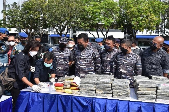 Indonesian sailors seize $82M of cocaine floating off port | iNFOnews.ca Indonesian sailors seize $82M of cocaine floating off port | iNFOnews.ca