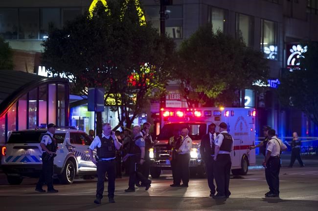 Police: Chicago shooting leaves 2 people dead, 7 wounded | iNFOnews.ca