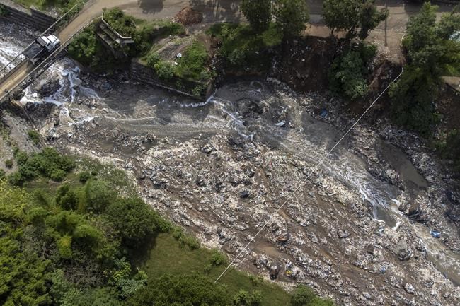 Activists try giant screen to clean up Guatemalan river | iNFOnews.ca CP779568698