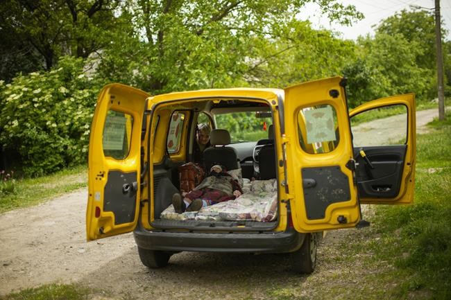 Ukraine: Drivers risk all to bring aid, help civilians flee | iNFOnews.ca Ukraine: Drivers risk all to bring aid, help civilians flee | iNFOnews.ca