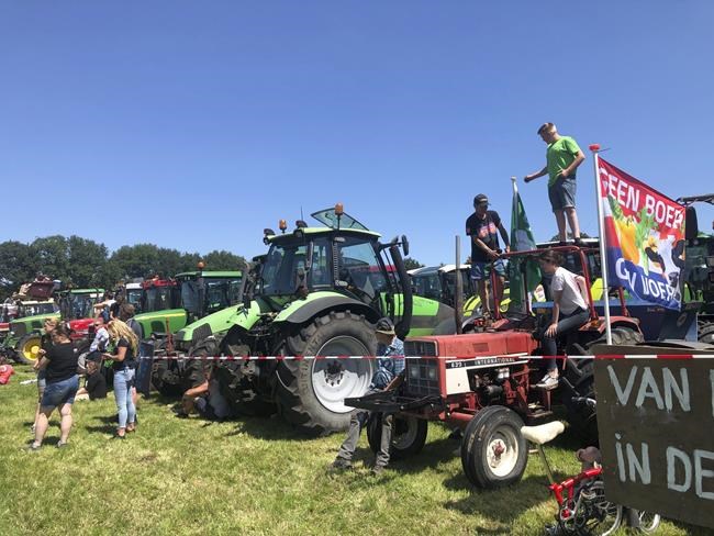 Thousands of Dutch farmers protest, fearing government cuts | iNFOnews.ca