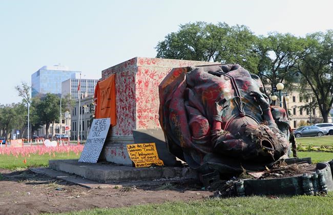 Damaged Queen Victoria statue is beyond repair, Manitoba government says | iNFOnews.ca