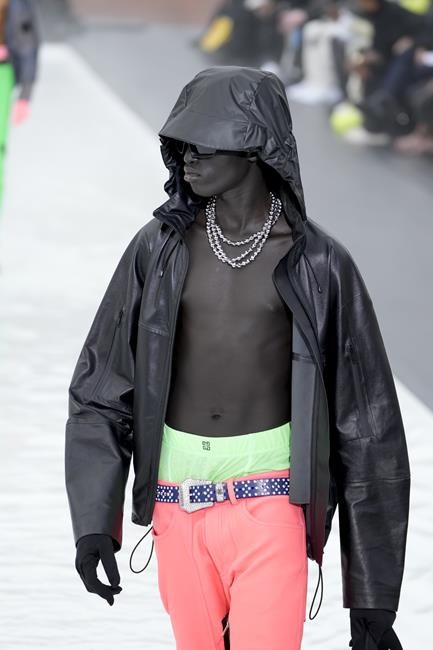 Givenchy models walk on water in Paris Fashion Week | iNFOnews.ca