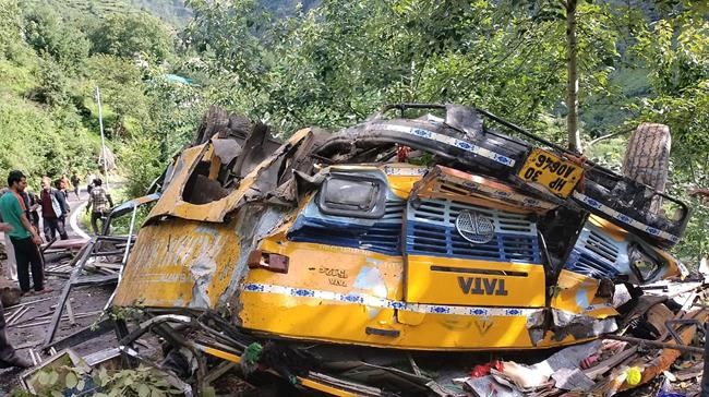 Bus falls into deep gorge in northern India, killing 16 | iNFOnews.ca