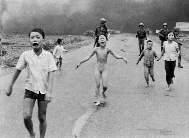 1972 'Napalm Girl' escorts Ukraine refugees to Canada | iNFOnews.ca 1972 'Napalm Girl' escorts Ukraine refugees to Canada | iNFOnews.ca