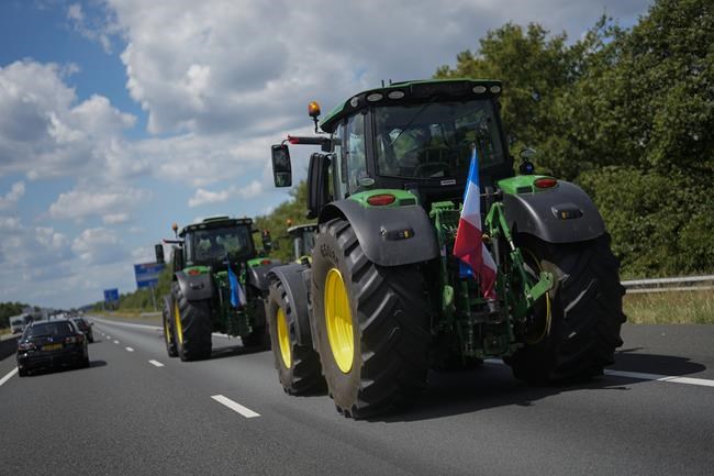 Dutch police shoot at tractor during night of farm protests | iNFOnews.ca Dutch police shoot at tractor during night of farm protests | iNFOnews.ca
