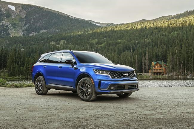 Edmunds: 2022 Kia Sorento vs. Volkswagen Tiguan | iNFOnews.ca