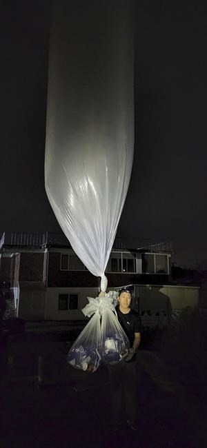 S Korean group floats balloons toward North amid animosities | iNFOnews.ca