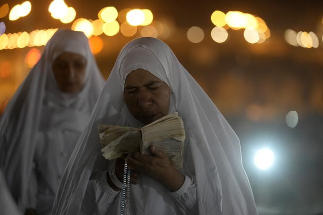 Muslim pilgrims pray at Mount Arafat as hajj reaches apex | iNFOnews.ca Muslim pilgrims pray at Mount Arafat as hajj reaches apex | iNFOnews.ca