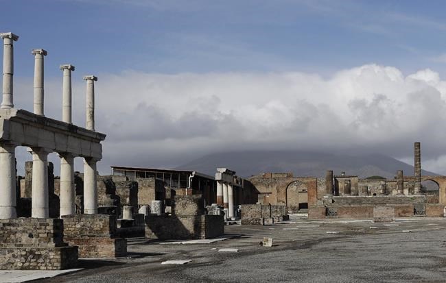 US tourist falls into crater of Mount Vesuvius, is rescued | iNFOnews.ca